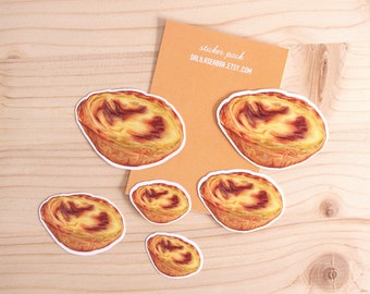 Pastel de Nata-stickerpakket | 3 maten | Gebak realistische afbeelding | Eiervlataart | Handgemaakte Portugese kunst | Vinyl | Waterbestendig