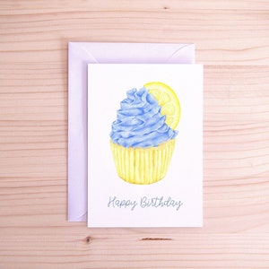 Feliz aniversario do queque da alfazema do limão cartão postal | Ilustração de alimentos | Arte de sobremesa de pastelaria realista feita à mão | A6 | Envelope Branco