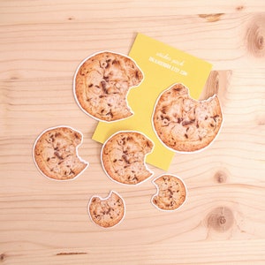 Chocolate Chip Cookie Aufkleber | 3 Größen | Gebäck Realistische Darstellung | Handgemachte Dessert Kunst | Vinyl | Wasserfest