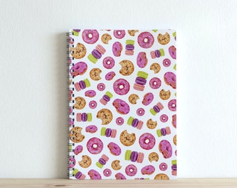 Gebäck Notebook | Realistische handgemachte Illustration | Macaron | Schokolade Chip Cookie | Rosa sprinkled Donut | Gefütterte | A5 | Laminierte Abdeckung