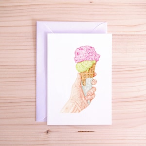 Postal de helado de fresa y pistacho / Ilustración de postre de verano / Arte gastronómico realista hecho a mano / A6 / Sobre blanco