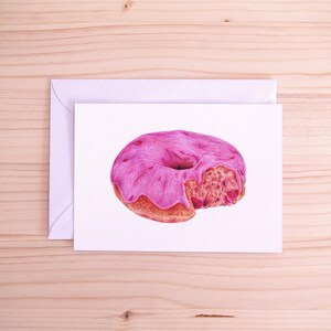 filhós geada rosa cartão postal | Ilustração de pastelaria | Arte de sobremesa realista feita à mão | A6 | Envelope Branco