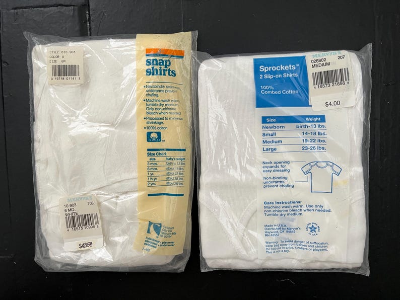 Puede incluir: Dos paquetes de camisetas blancas para beb&eacute;s. El paquete de la izquierda est&aacute; etiquetado como "Snap Shirts" y tiene una tabla de tallas. El paquete de la derecha est&aacute; etiquetado como "Sprockets 2 Slip-on Shirts" y tiene una tabla de tallas con rangos de peso para reci&eacute;n nacido, peque&ntilde;o, mediano y grande.