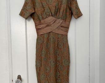 Vestido tubo de encaje vintage de Gigi Young. 91 x 63 x 86 cm