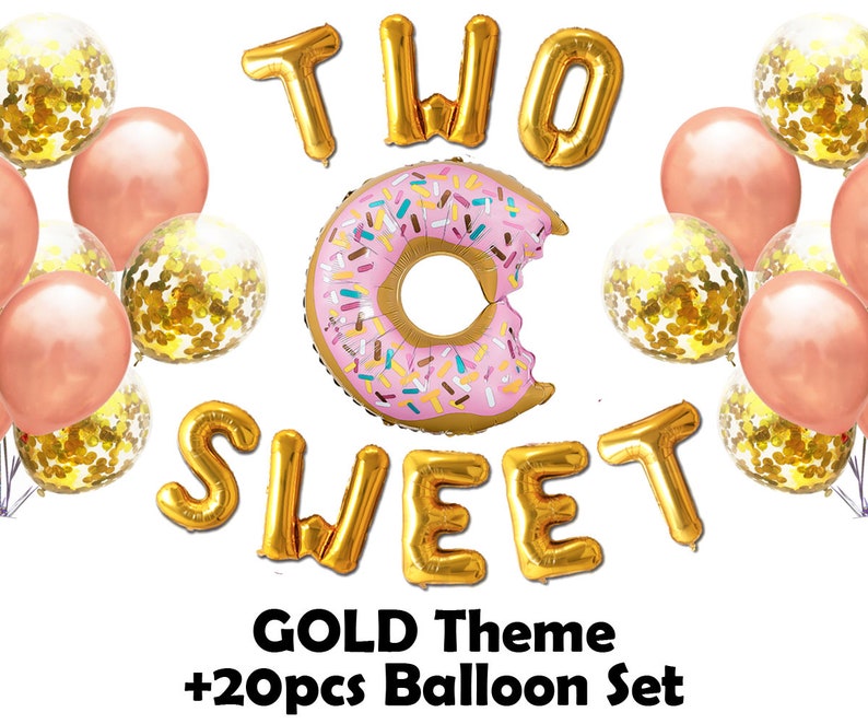 Op de afbeelding: Een gouden ballonnenset voor een verjaardagsfeest. De set bevat gouden folieballonnen met de tekst "TWO SWEET" en een donutvormige ballon. Extra ballonnen zijn roze en transparant met gouden confetti. De tekst "GOLD Theme +20pcs Balloon Set" is ook inbegrepen.