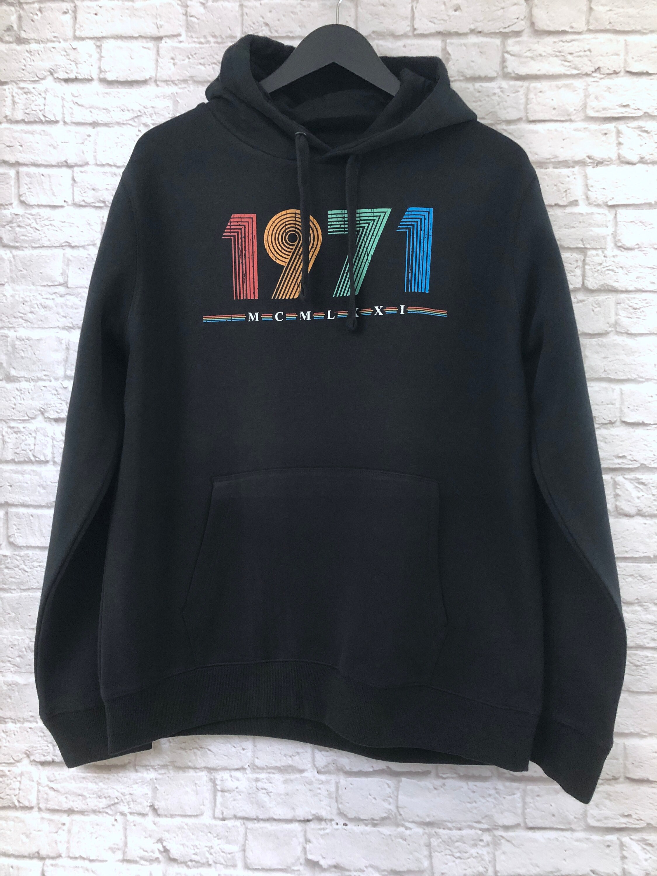 felpa cappuccio uomo donna nera bianca con scritta MADE IN 1971 compleanno anno