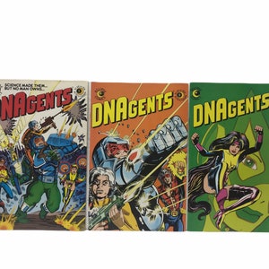 Puede incluir: Tres cómics con el título "DNAgents" en la portada. Las portadas presentan diferentes personajes en poses de acción. La primera portada es naranja y presenta un personaje con un traje azul y pantalones verdes. La segunda portada es naranja y presenta un personaje con un traje rojo y negro. La tercera portada es verde y presenta un personaje con un traje amarillo y morado.