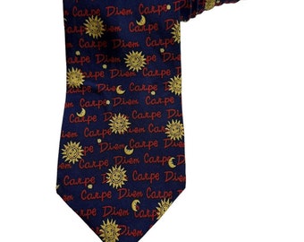 Alynn Neckwear Seize The Day Carpe Diem Sun Moon Vintage Neuheitskrawatte