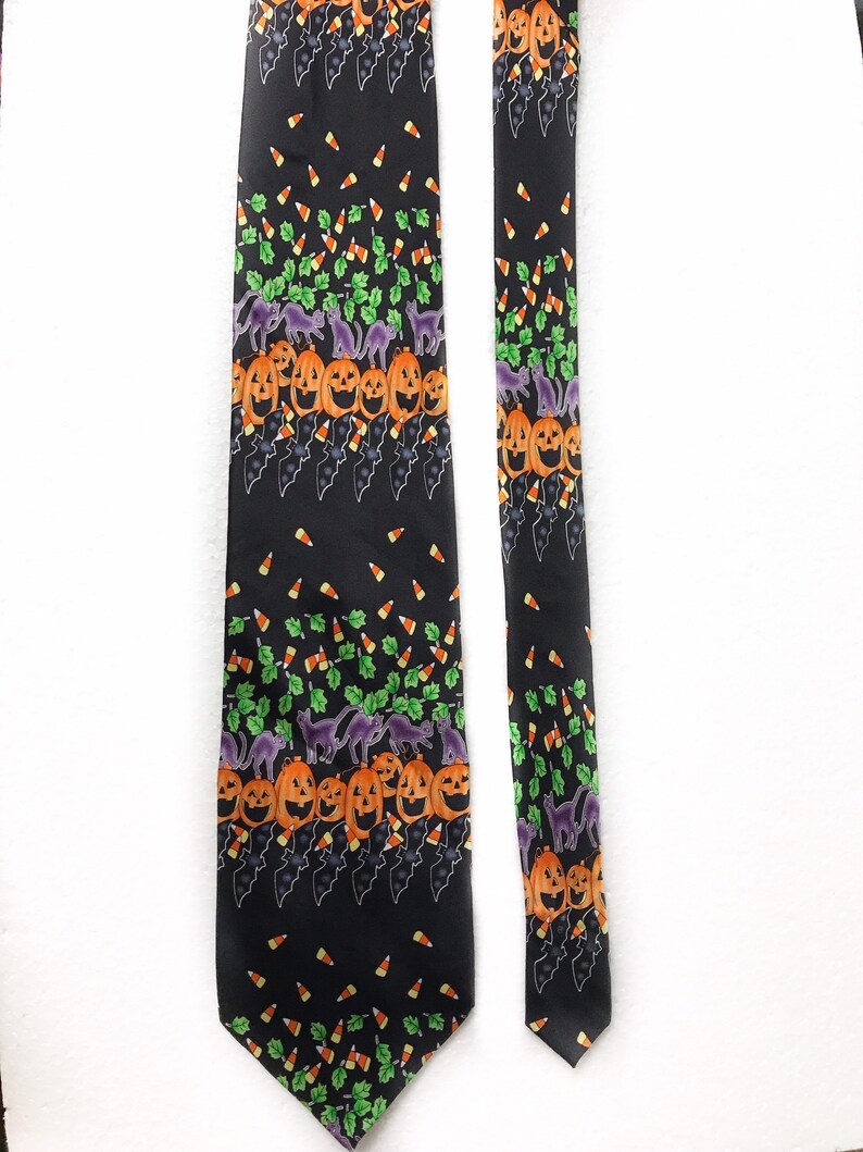 Hallmark Seasonal Concepts Halloween Pumpkins Bat Candy Corn Novelty Tie Silk