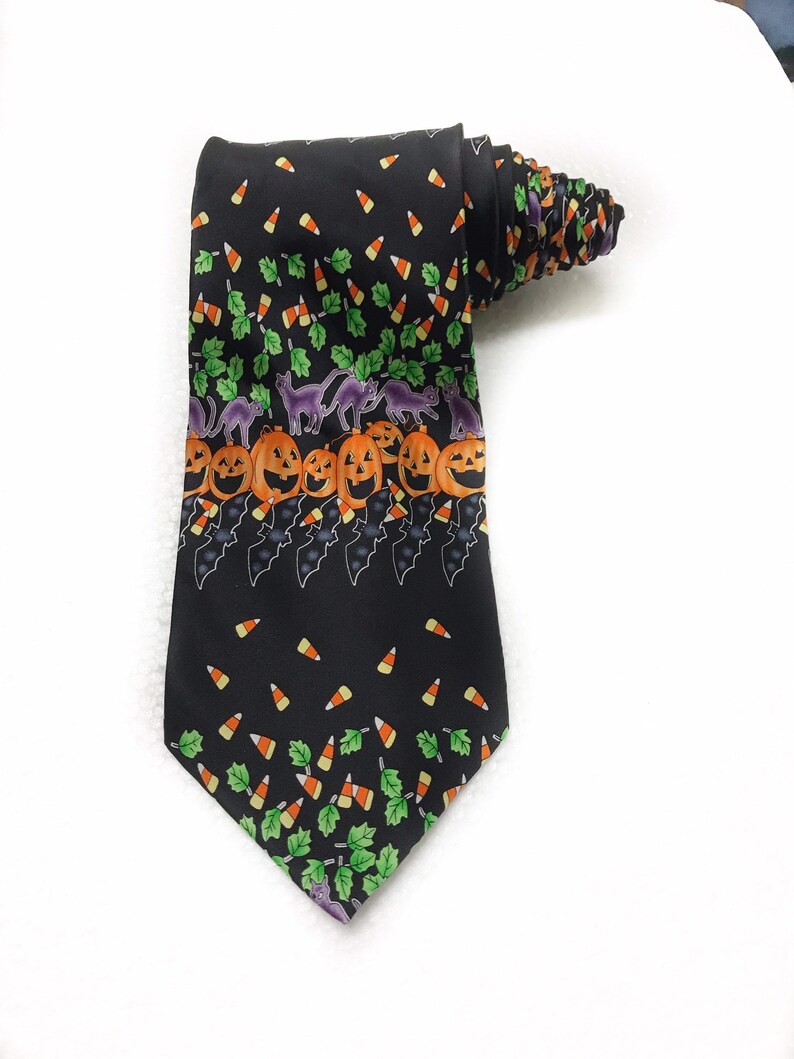 Hallmark Seasonal Concepts Halloween Pumpkins Bat Candy Corn Novelty Tie Silk