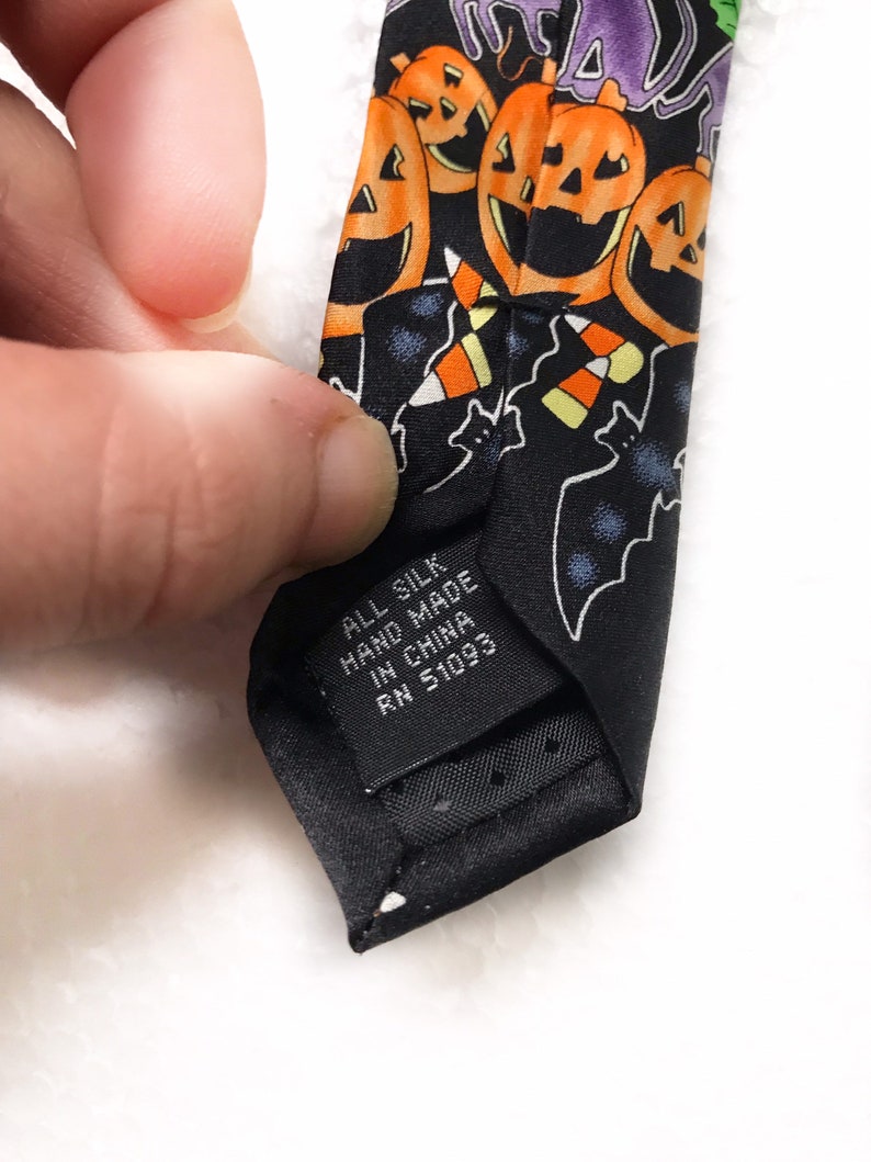 Hallmark Seasonal Concepts Halloween Pumpkins Bat Candy Corn Novelty Tie Silk