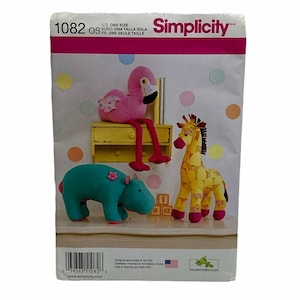 Puede incluir: Patrón de costura Simplicity con diseños de animales de peluche. El patrón incluye instrucciones para un flamenco rosa, una jirafa amarilla y un hipopótamo turquesa. El patrón está etiquetado como "1082 OS" y presenta el logotipo de Simplicity.