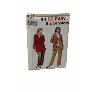 Puede incluir: Patrón de costura para dos chaquetas, una roja y otra con un diseño estampado de colores. El patrón es para las tallas 10-20 y se titula "It's So Easy, It's Simplicity 9165".