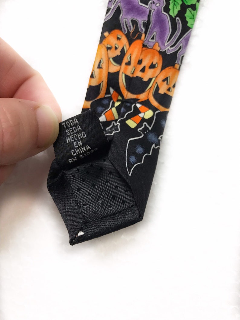 Hallmark Seasonal Concepts Halloween Pumpkins Bat Candy Corn Novelty Tie Silk