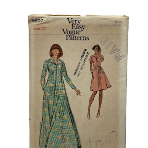 Op de afbeelding: Vintage Vogue Patterns naaipatroon. De verpakking toont illustraties van twee jurken, een lange en een korte, met bloemen- en ruitmotieven. De verpakking is gelabeld "Very Easy Vogue Patterns" en bevat maat 12.