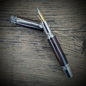 Maestosa penna stilografica in legno fatta a mano realizzata in legno nero africano - cristallo Swarovski - raccordi placcati in titanio - clip placcata rodio