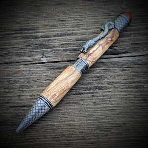 Penna a sfera storica del Trono di Spade fatta a mano con finiture a tema drago - faggio spalted - oggetto molto raro