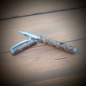 Penna stilografica o roller in radica di quercia fatta a mano - parti della penna in acciaio inossidabile di fabbricazione britannica - oggetto molto raro