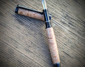 Handgemaakte Oregon maple burl vulpen - zwart beslag met chromen accenten. Standaard of kalligrafiepunt