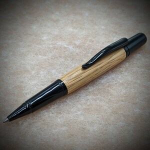 Penna a sfera Penderyn in legno di rovere di whisky di recupero fatto a mano con finiture nere