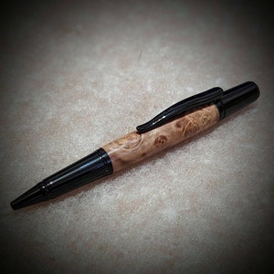 Penna a sfera in legno di radica d'acero fatta a mano con accessori neri - legno duro premium. Ricarica stile Parker
