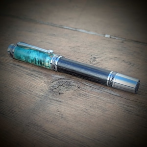 Maestosa penna stilografica o roller in legno fatta a mano - betulla verde masur e quercia antica - cristallo Swarovski