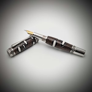 Maestosa penna stilografica in legno fatta a mano realizzata con baccello Banksia in resina - raccordi placcati in titanio con cristalli Swarovski - clip placcata rodio