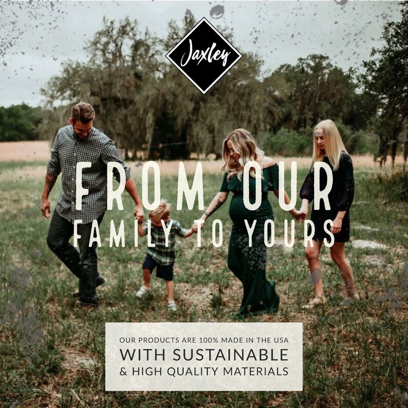 Pode incluir: Uma fam&iacute;lia de quatro pessoas caminha por um campo gramado. O texto "FROM OUR FAMILY TO YOURS" &eacute; sobreposto &agrave; imagem. O texto "OUR PRODUCTS ARE 100% MADE IN THE USA WITH SUSTAINABLE & HIGH QUALITY MATERIALS" est&aacute; na parte inferior da imagem.