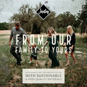Puede incluir: Una familia de cuatro personas camina por un campo de hierba. El texto "FROM OUR FAMILY TO YOURS" se superpone a la imagen. El texto "OUR PRODUCTS ARE 100% MADE IN THE USA WITH SUSTAINABLE & HIGH QUALITY MATERIALS" est&aacute; en la parte inferior de la imagen.