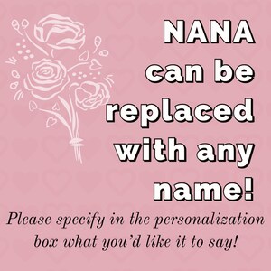 Op de afbeelding: Een roze achtergrond met een wit bloemenontwerp en de tekst "NANA kan worden vervangen door elke naam! Geef in het personalisatievak aan wat je wilt dat er staat!"
