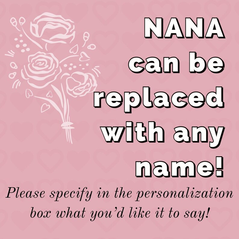 Op de afbeelding: Een roze achtergrond met een wit bloemenontwerp en de tekst "NANA kan worden vervangen door elke naam! Geef in het personalisatievak aan wat je wilt dat er staat!"