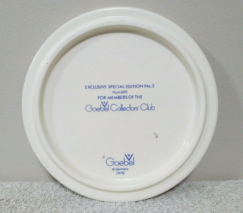 Goebel 1978 #690 Collectors Club Member Plate No 2 Umbrella Girl Porcelain w Box