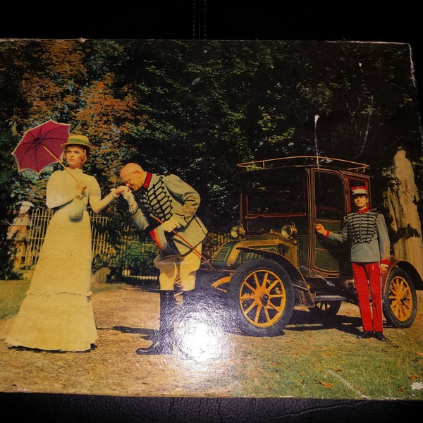 Vintage photo colorisée sur cadre en bois avec voiture Ancienne et chauffeur  "scène de Baise-Main" (Début 1900)