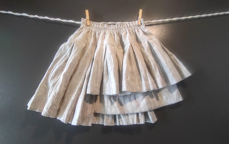 Mini jupe plissée en lin pour enfants, taille unique 136 cm T8, couleur naturelle, adoucie, bohème rustique, style campagnard, cadeau unique en son genre image 1