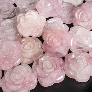 Colgante de cuarzo rosa natural - Colgante cabujón de cuarzo rosa tallado a mano con forma de rosa y perforación superior