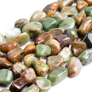 Peut inclure: Un collier de perles en pierre roulée de couleur verte et brune. Les pierres sont lisses et polies, avec une variété de motifs et de textures.