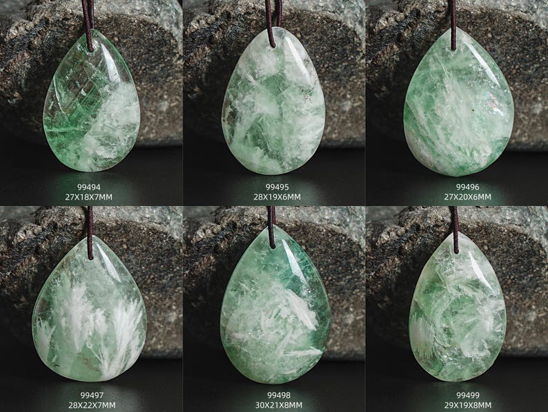 Pu&ograve; includere: Sei ciondoli in fluorite verde e bianca a forma di lacrima. I ciondoli sono infilati su cordini neri e sono esposti su uno sfondo grigio scuro.