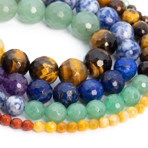 Puede incluir: Primer plano de un collar de cuentas multicolores con varias cuentas de piedras preciosas, incluyendo verde, azul, morado, amarillo y rojo.