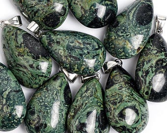 Puede incluir: Una colección de colgantes en forma de lágrima. Cada colgante presenta un patrón único de veteado verde oscuro y negro, con una fianza plateada en la parte superior para sujetarlo a una cadena. Los colgantes están hechos de piedra pulida.