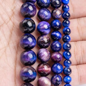 Peut inclure: Quatre brins de perles en &oelig;il de tigre bleu et violet, chaque brin avec une nuance diff&eacute;rente de bleu et de violet.