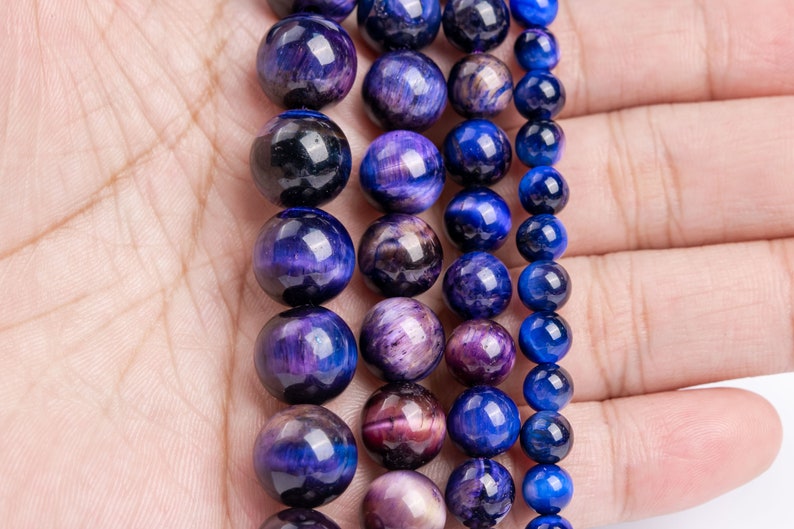 Peut inclure: Quatre brins de perles en &oelig;il de tigre bleu et violet, chaque brin avec une nuance diff&eacute;rente de bleu et de violet.