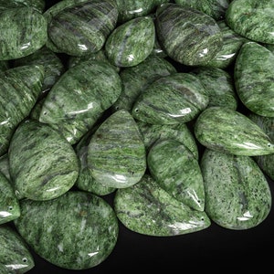 Natürliche grüne Schlund sitzen sitzen Jade Anhänger Teardrop Form Phantomquarz Jade Top gebohrt Cabochon Edelstein Anhänger