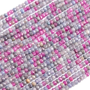 Puede incluir: Una hebra de cuentas de piedras preciosas facetadas en tonos rosa y azul. Las cuentas son pequeñas y redondas, y están enhebradas en un hilo transparente.