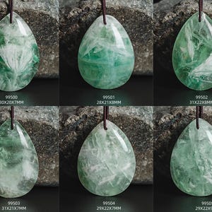 Pu&ograve; includere: Dieci ciondoli in fluorite verde e bianca, ognuno con un motivo unico. I ciondoli misurano circa 30 mm di lunghezza.
