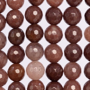 Puede incluir: Una hebra de cuentas de piedras preciosas facetadas en tonos marrones y rosados. Las cuentas son redondas y tienen un acabado liso y pulido.