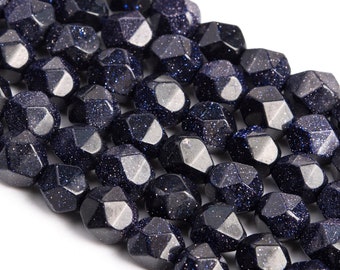 Pode incluir: Um fio de contas de pedra preciosa facetadas azul-escuro. As contas são de um azul profundo com um acabamento brilhante e brilhante.