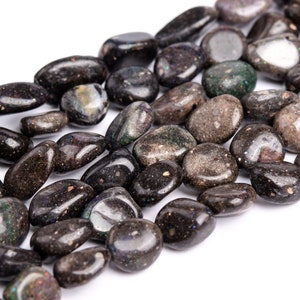 Peut inclure: Un collier de perles de pierres précieuses d'opale noire, chaque perle est de forme ovale lisse avec une surface gris foncé mouchetée et des reflets irisés de couleur.
