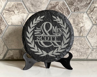 Schiefer Untersetzer graviert, personalisierte Monogramm Schiefer Untersetzer rund, Hochzeitsgeschenk, Geschenk für neues Zuhause