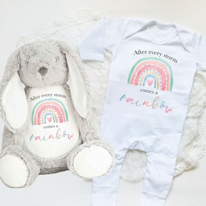 Après chaque tempête vient un body Rainbow Baby, des cadeaux personnalisés pour bébé arc-en-ciel, un nounours, une combinaison de nuit Rainbow Baby, une nouvelle annonce de bébé au Royaume-Uni