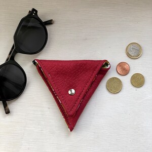 Porta-moedas em couro vegano vermelho rubi e interior em tecido cera africano